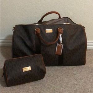 Travel tote and matching travel pouch